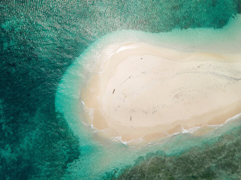 Aerial view of a small sandy island surrounded by turquoise ocean waters. Pulau Nailaka or Nailaka Island, Banda, Central Maluku, Indonesia