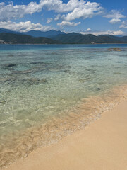 Obraz premium Vertical View of Idyllic Sandy Beach and Clear Blue Ocean - Long Island, Venezuela 