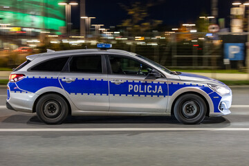Pościg na ulicy radiowóz policji na sygnałach. © FotoDax