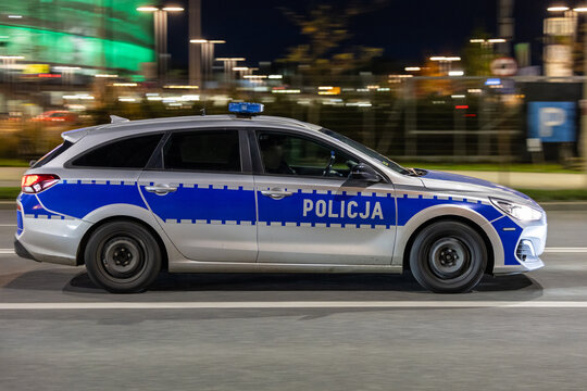 Pościg na ulicy radiow&oacute;z policji na sygnałach.