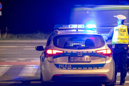 Pościg na ulicy radiow&oacute;z policji na sygnałach.