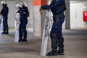 Policjant prewencji w kasku na zabezpieczeniu w mieście.  © FotoDax