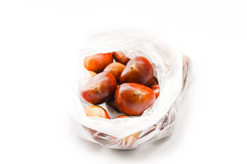 袋に入れた生の栗