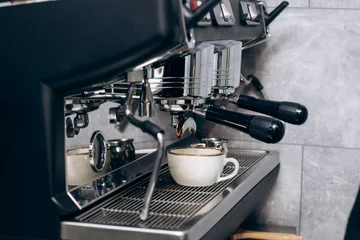 Tableau sur aluminium  A white cup of freshly brewed coffee  © Alexey
