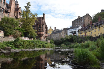 Fototapeta premium Point de vue pittoresque dans le quartier Dean Village, dans la Nouvelle ville d'Édimbourg.