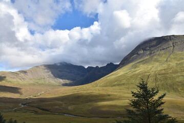 Vue sur les plaines montagneuses du sud de l'île de Skye, en Écosse, depuis le début de la randonnée des Piscines des Fées.