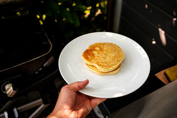 zwei Pancakes am Teller

