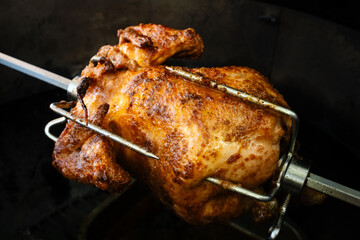 Grillhuhn am Drehspie&szlig;