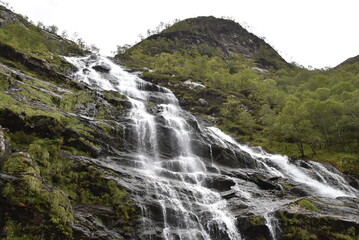 Obraz premium Cascades Steal Falls, dans les gorges de Nevis en Écosse. L'eau qui coule est aussi puissante qu'apaisante, au milieu de cette nature verdoyante.