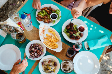 Griechische Vorspeisen am Tisch © Michael