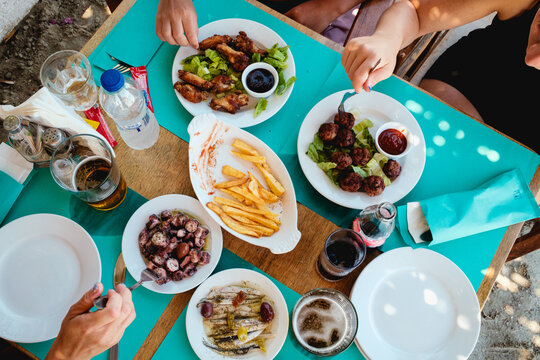 Griechische Vorspeisen am Tisch