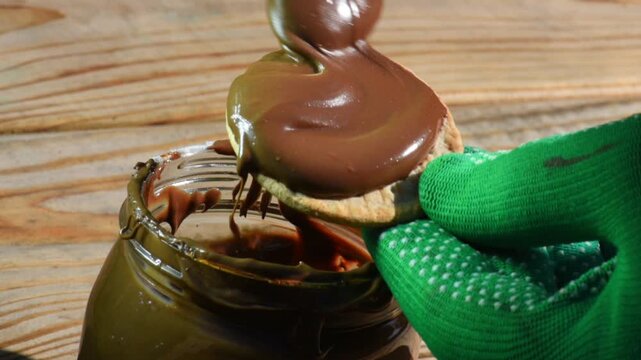 cream chocolate on cookies, spread liquid melted chocolate with a fork.