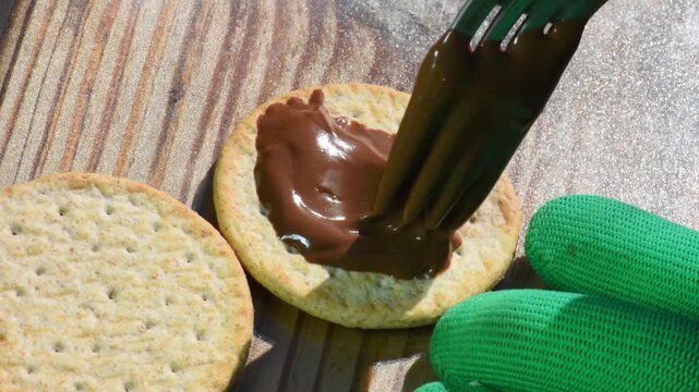 cream chocolate on cookies, spread liquid melted chocolate with a fork.