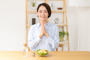 サラダを食べる女性