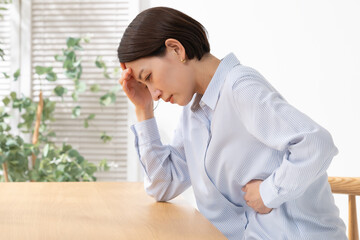 体調が優れない女性