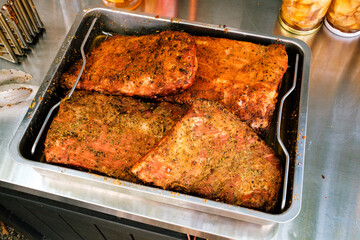 Geräucherte St. Louis Cut Ribs (fleischige Bauchrippen vom Schwein), in Edelstahlbräter