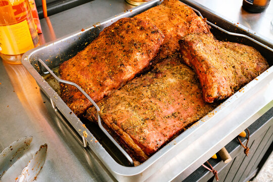 Ger&auml;ucherte St. Louis Cut Ribs (fleischige Bauchrippen vom Schwein), in Edelstahlbr&auml;ter