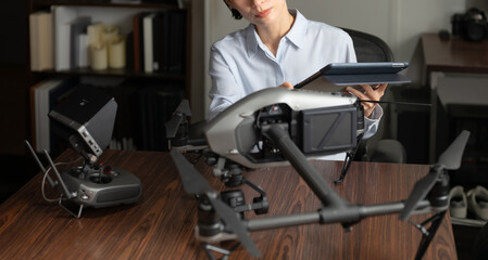 ドローンをメンテナンスする女性