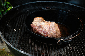 Schulterscherzel wird in Gusseisentopf (Dutch Oven) angebraten (Rinderbraten)
