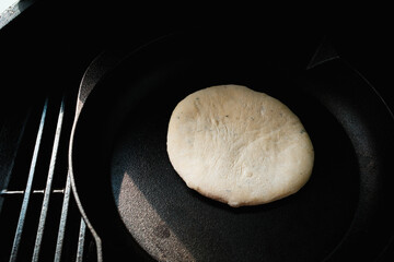 Pita Brot in Gusseisenpfanne