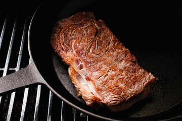 Gebratenes Rumpsteak in Gusseiesenpfanne