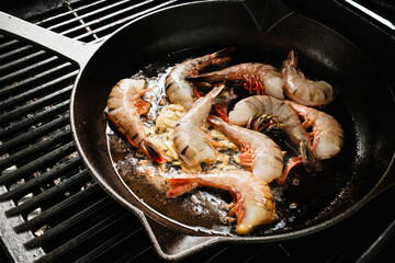 Riesengarnelen in Gusseisenpfanne mit Knoblauch und Butter
