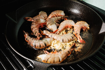 Riesengarnelen in Gusseisenpfanne mit Knoblauch und Butter