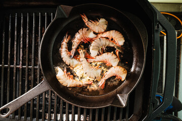 Riesengarnelen in Gusseisenpfanne mit Knoblauch und Butter