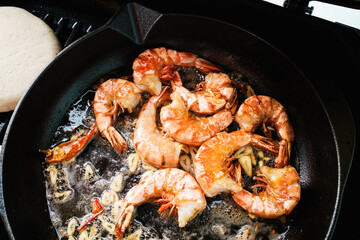 Riesengarnelen in Gusseisenpfanne mit Knoblauch und Butter