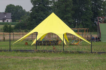 Namiot o charakterystycznym kształcie. Relax. Odpoczynek. © Leszek Szelest