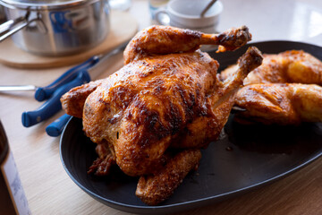 Grillh&auml;hnchen auf Servierplatte (Grillhuhn, Grillhendl)