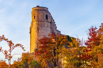 Zamek Chojnik o zachodzie słońca, zamek w Karkonoszach jesienią