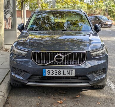 Vista frontal de un autom&oacute;vil Volvo XC40 aparcado en una calle de Madrid, Espa&ntilde;a, 27 de octubre de 2025