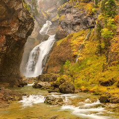 Obraz premium Cascada del Estrecho en el Parque Nacional de Ordesa y Monte Perdido