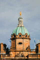 Blick auf das historische Geb&auml;ude mit gr&uuml;ner Kuppel in Edinburgh hinter einer Baustelle