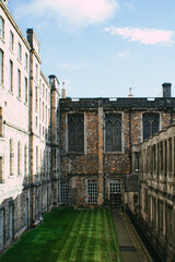 Historischer Innenhof mit gotischen Fenstern und gepflegtem Rasen in Edinburgh
