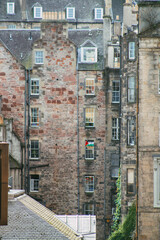 R&uuml;ckseite historischer Wohngeb&auml;ude mit Natursteinfassade in Edinburghs Altstadt