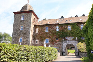 Impressionen von Burg Schnellenberg oberhalb der Stadt Attendorn im Sauerland	