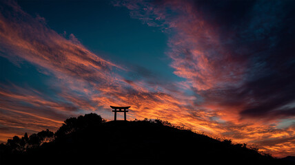 Fototapeta premium 夕焼けと青空のグラデーションに浮かぶ鳥居