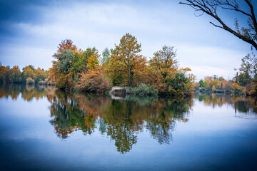 Obraz premium Arbres et reflets d’automne