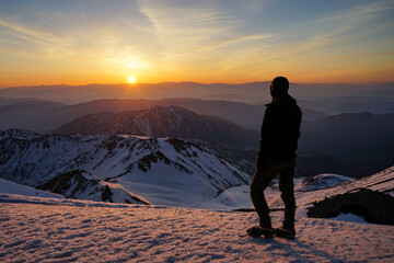 残雪期の白山から見る朝日