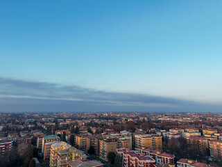 Obraz premium Cremona cityscape with residential buildings under a cloudy sky during winter season