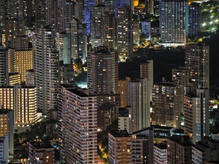 Naklejka premium luminous skyline with diverse architecture reflected in tranquil waters during lively nocturnal