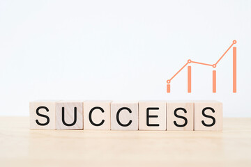 SUCCESSと上昇グラフ。成功や成長を象徴する白背景のビジネスイメージ。