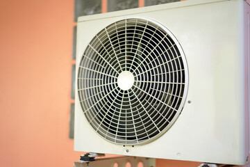 Set the temperature to 25 degrees with an inverter air conditioner.
