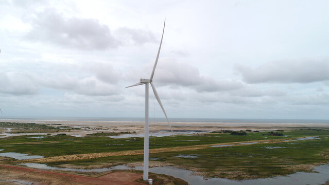 Torres e&oacute;licas cercadas por dunas e lagoas nos Pequenos Len&ccedil;&oacute;is Maranhenses, em Paulino Neves, Maranh&atilde;o, capturadas em imagem a&eacute;rea feita por drone