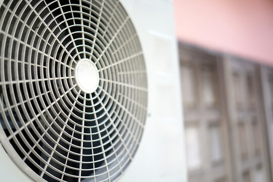 Set the temperature to 25 degrees with an inverter air conditioner.