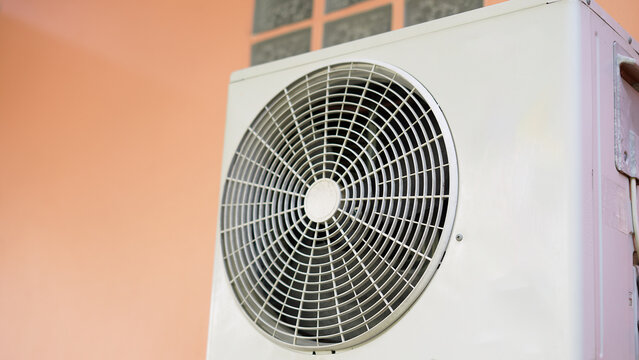 Set the temperature to 25 degrees with an inverter air conditioner.