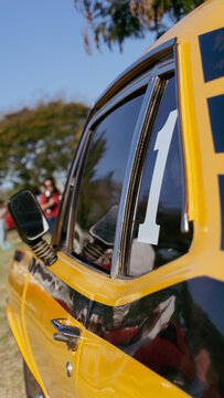 Auto cl&aacute;sico deportivo color amarillo visto desde la ventanilla del conductor