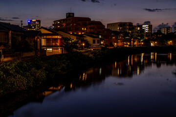金沢・主計町茶屋街と浅野川の夜景